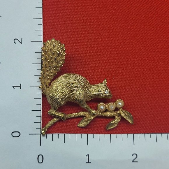 Vintage Hobe Metal Gold Tone Squirrel Brooch Pin Faux Pearls - Picture 11 of 12